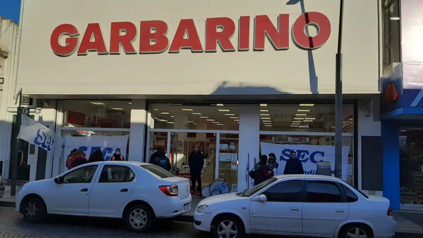 Los trabajadores de Garbarino realizan una toma pacífica de la sucursal