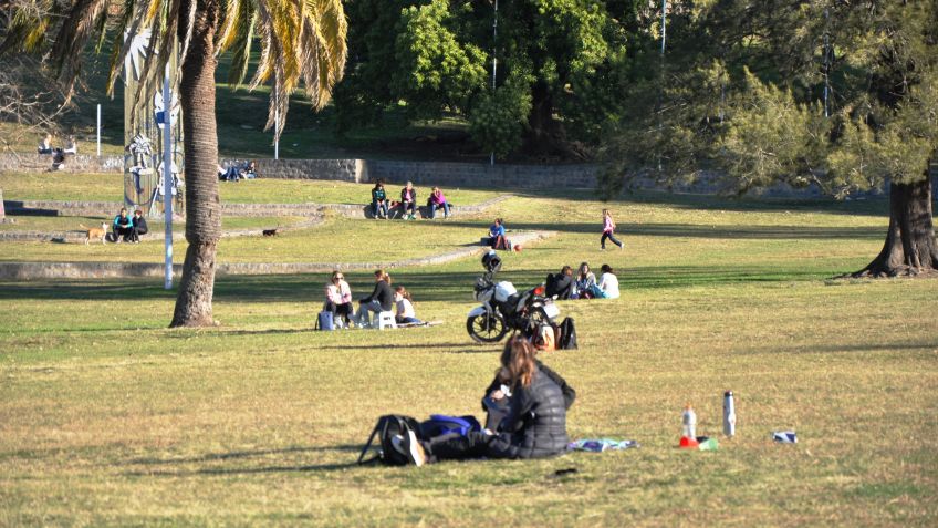 Aprovechando el buen clima, mucha gente paseó por el centro y las plazas de nuestra ciudad