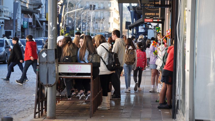 Aprovechando el buen clima, mucha gente paseó por el centro y las plazas de nuestra ciudad