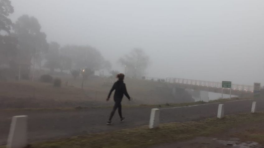 La ciudad cubierta por una densa niebla