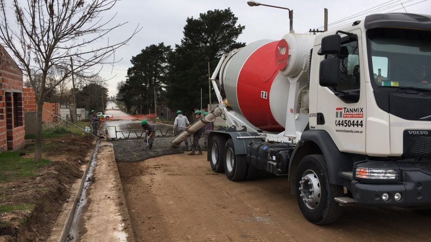 El Municipio continúa con trabajos de pavimentación y construcción de cordón cuneta