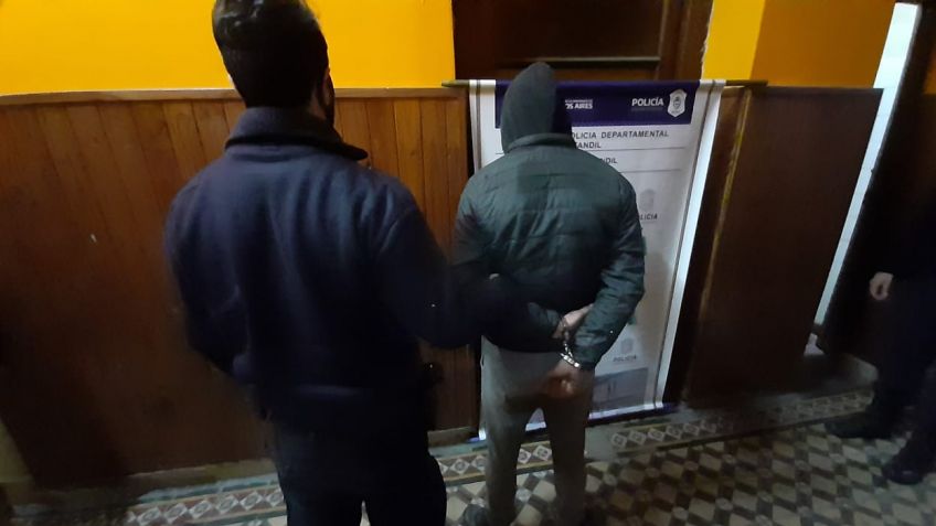 Dos aprehendidos por robar el marco de una ventana