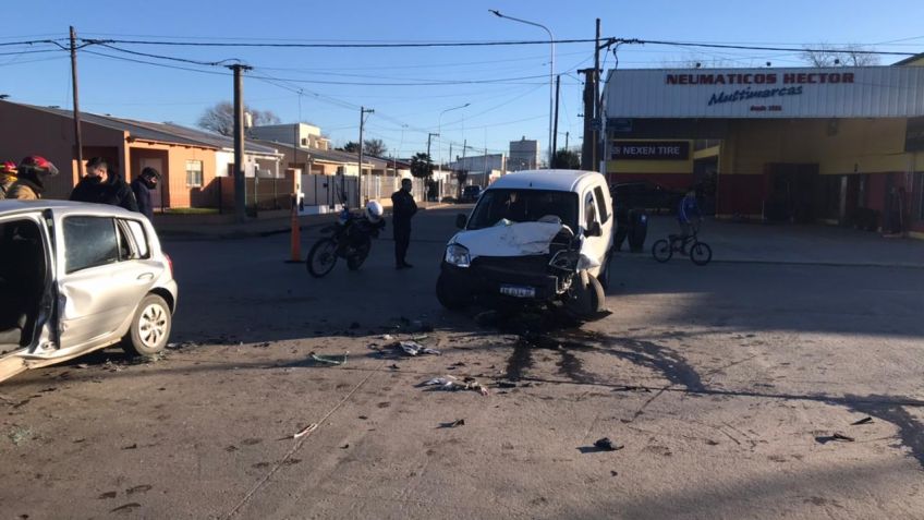 Durísimo choque entre dos vehículos en Balbín y Uriburu