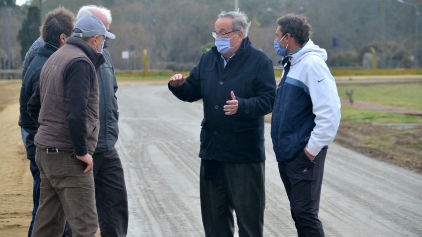 Lunghi supervisó los avances de las obras de mejora de la pista de atletismo 