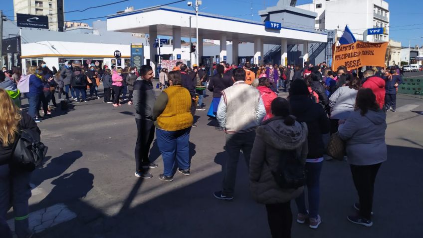 Los trabajadores de la salud visibilizaron el reclamo cortando España y Rodríguez