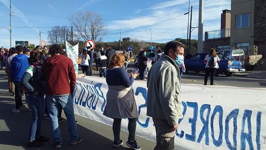 Los trabajadores de la salud se manifestaron a metros de un acto que encabezaba Lunghi
