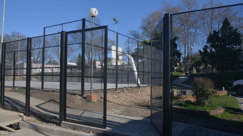 Avanzan los trabajos finales de la remodelación de la Plaza Padre Pasarelli
