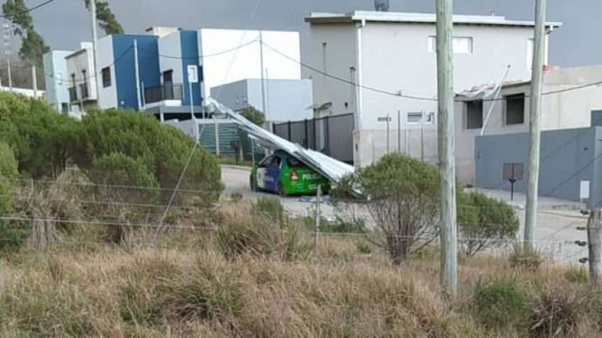 Un techo se voló y terminó arriba de un patrullero
