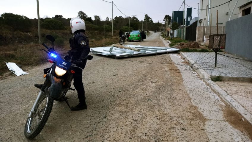 Un techo se voló y terminó arriba de un patrullero