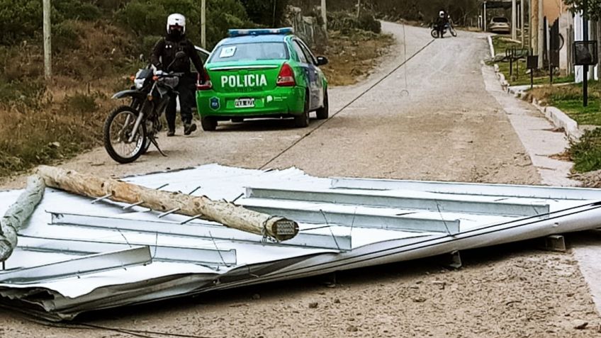 Un techo se voló y terminó arriba de un patrullero