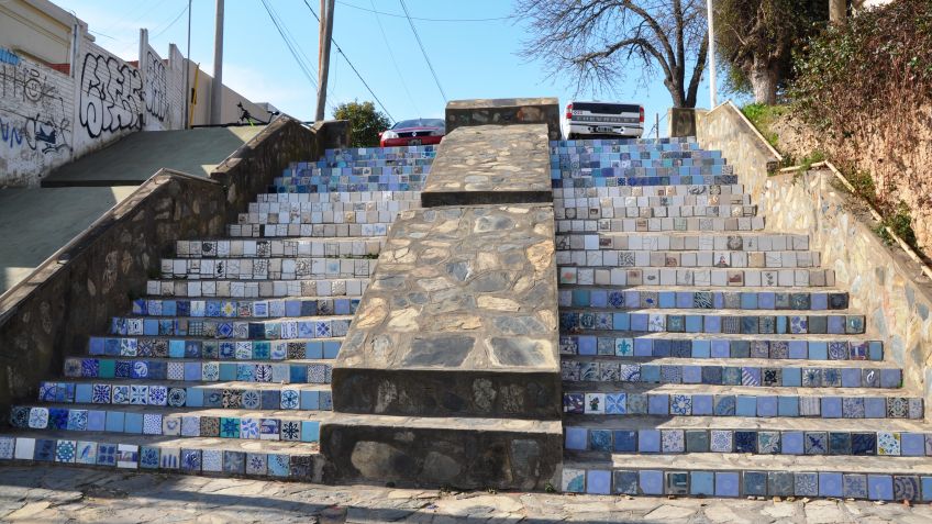 Las escaleras de Villa Italia fueron decoradas por la Escuela de Cerámica