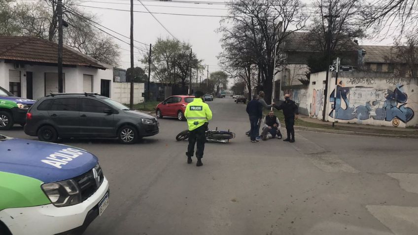 Un auto y una motocicleta colisionaron en Figueroa y Pizzorno