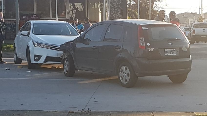 Dos autos chocaron en Buzón y 25 de mayo 
