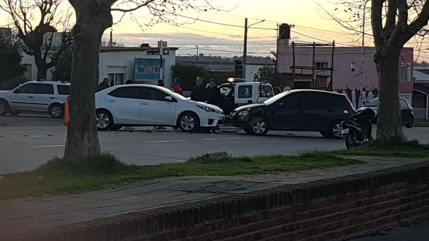 Dos autos chocaron en Buzón y 25 de mayo 