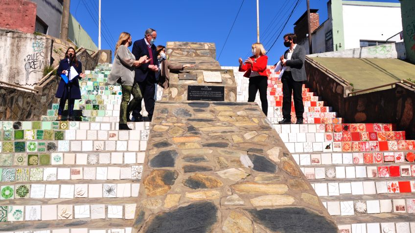 Se inauguró la intervención artística de la Escuela de Cerámica en las Escaleras de Villa Italia
