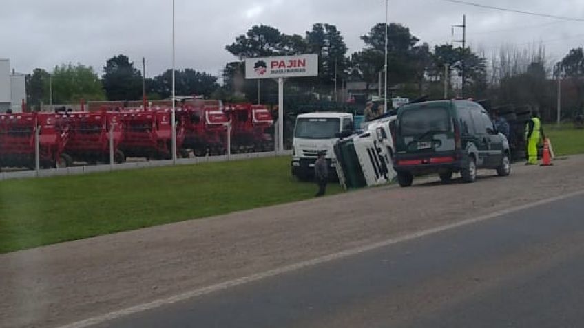 Camión terminó volcado tras encajarse en la banquina