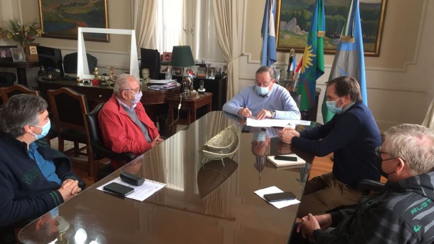 Miguel Lunghi firmó el contrato para la repavimentación de la avenida Alvear