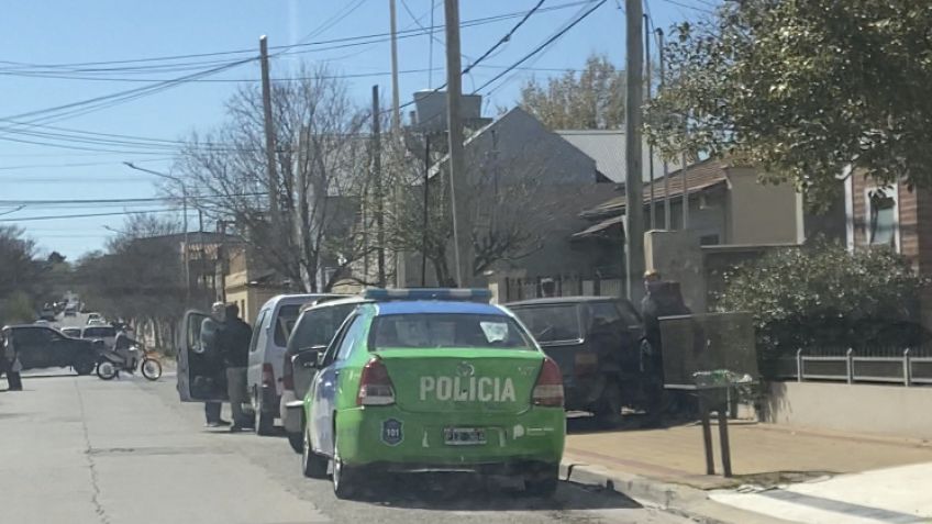 Automóvil chocó contra otro estacionado: dos hospitalizados 