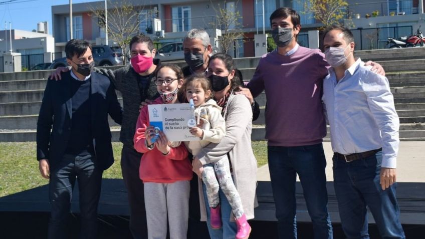 El Ministro Ferraresi entregó nuevos créditos y lotes para la construcción de viviendas en Tandil