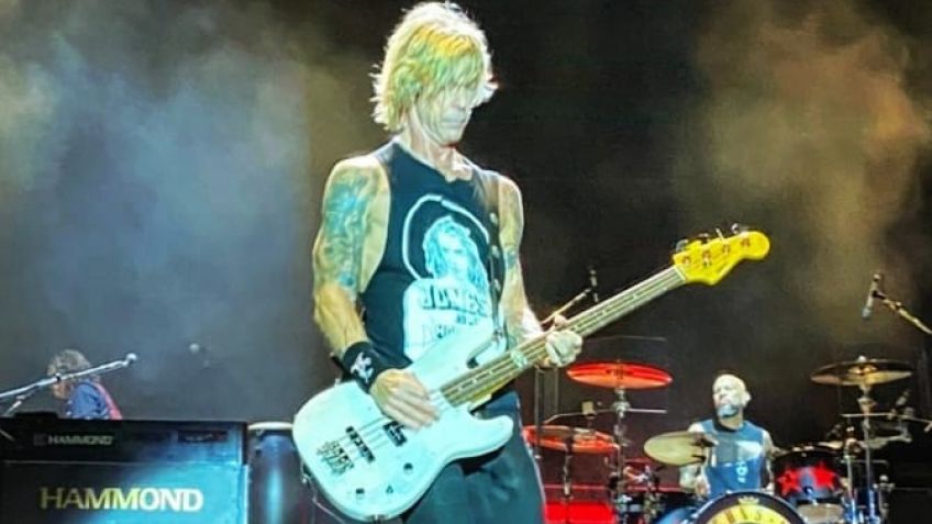 Duff McKagan con el bajo hecho por Guada