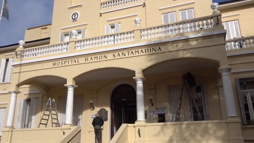 Continúan con los trabajos de pintura en el exterior del Hospital Ramón Santamarina
