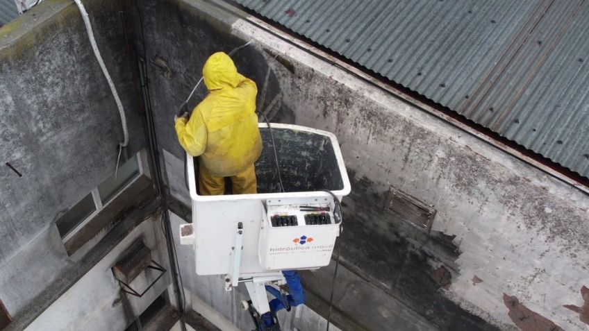 Continúan con los trabajos de pintura en el exterior del Hospital Ramón Santamarina