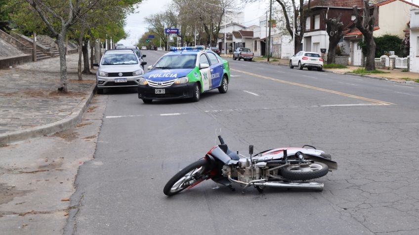 Camioneta abrió la puerta y una moto que venía detrás no pudo evitar el impacto