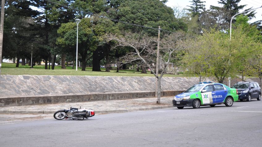 Camioneta abrió la puerta y una moto que venía detrás no pudo evitar el impacto