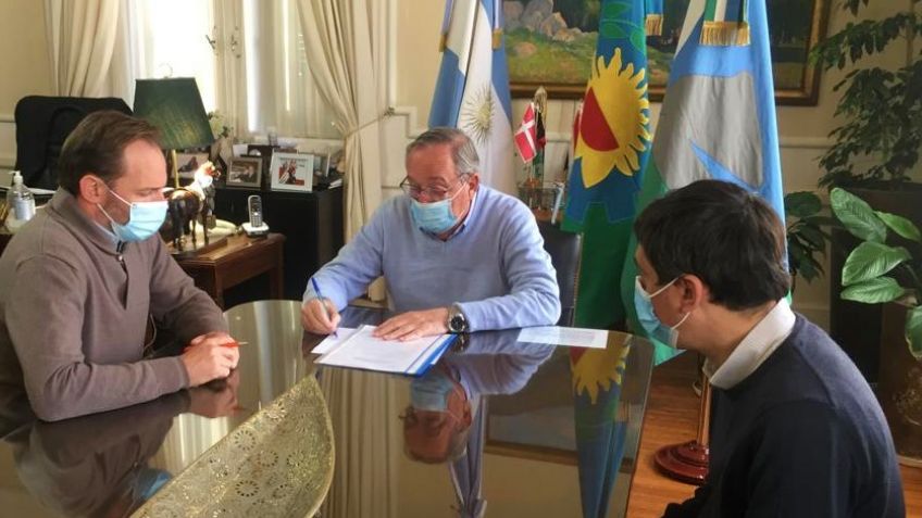 Firmaron el contrato para la construcción de sanitarios y vestuarios en el Prado Español