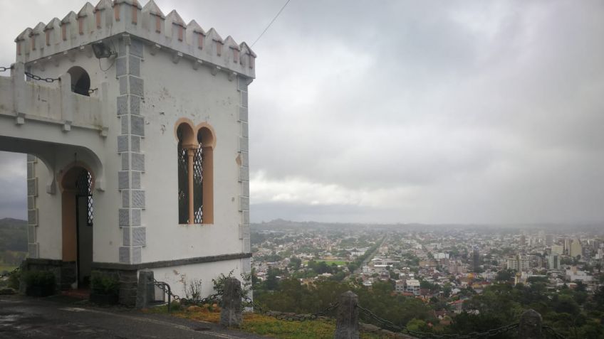 Domingo con cielo nublado y máxima de 19º