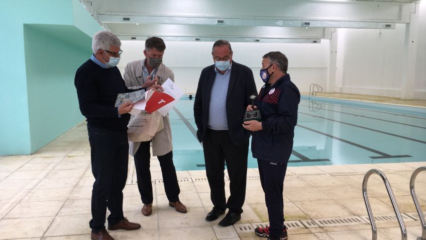 Miguel Lunghi entregó la obra de las piletas cubiertas el director del CEF 42
