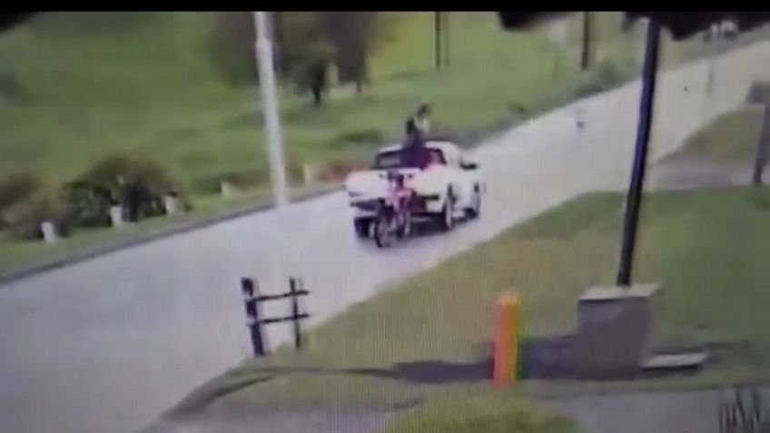 Un motociclista chocó con una camioneta estacionada y terminó en la caja