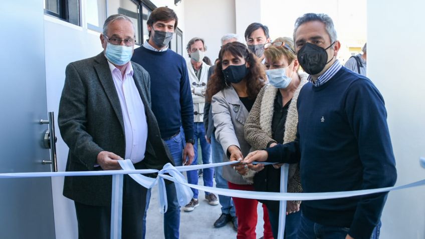 Larroque firmó un financiamiento por 50 millones de pesos para los servicios del barrio "De Corazón Tandilense"