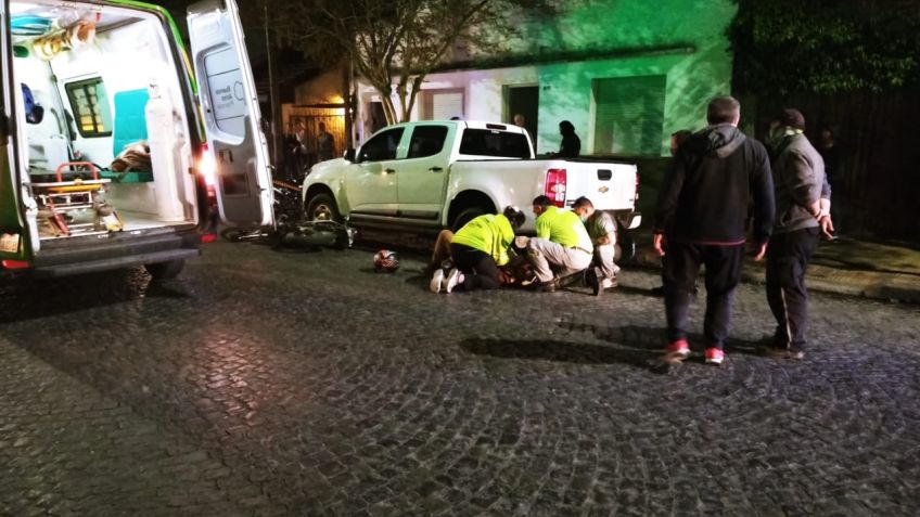 Motociclista escapaba de control de tránsito y chocó contra una camioneta