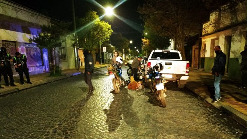 Motociclista escapaba de control de tránsito y chocó contra una camioneta