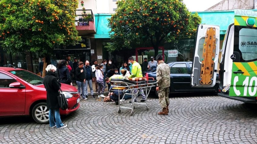Una mujer fue hospitalizada tras ser impactada por un auto