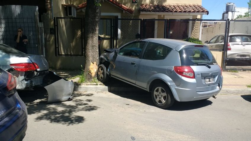 Se le trabó el acelerador y chocó contra un auto y un árbol