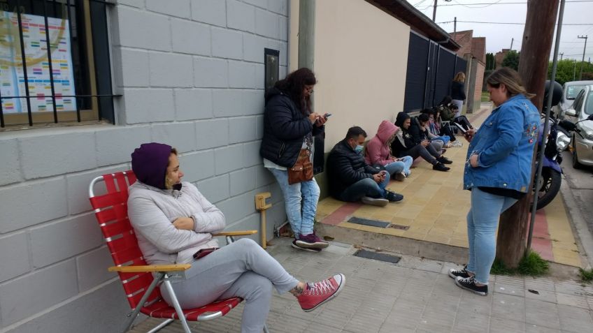 Colas y discusiones en la inscripción para las prácticas en las piletas del CEF 42