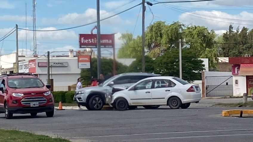 Choque en avenida Espora y Primera Junta