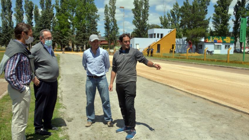 Realizan obras de mejora en la pista de atletismo del polideportivo