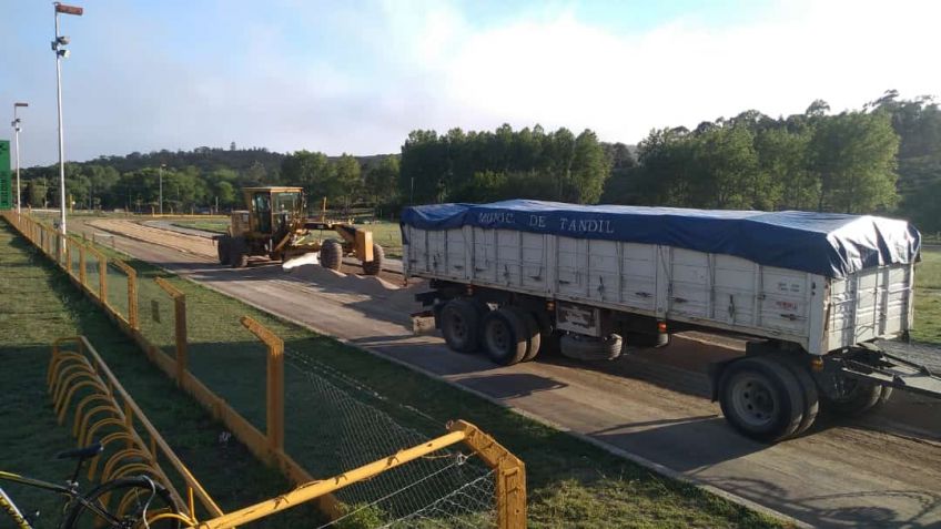 Realizan obras de mejora en la pista de atletismo del polideportivo