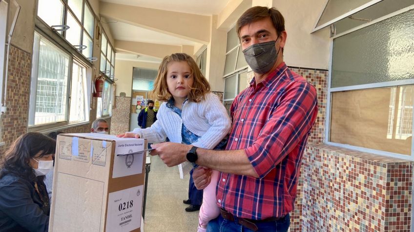 Acompañado de su hija Malvina, votó Rogelio Iparraguirre 