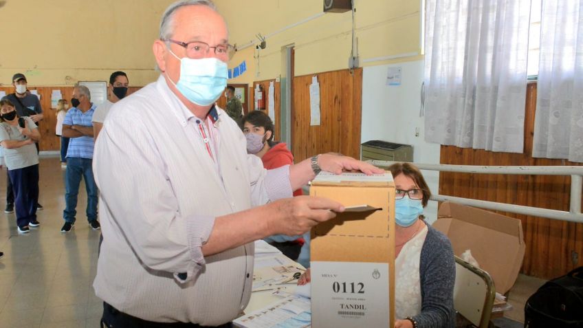 El intendente votó y pidió que la gente "cumpla con la democracia"