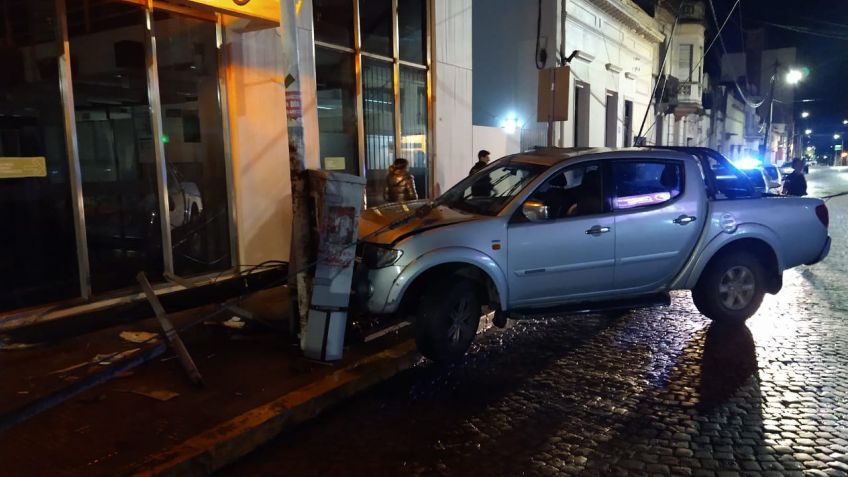 Camioneta tiró un poste de luz en pleno centro