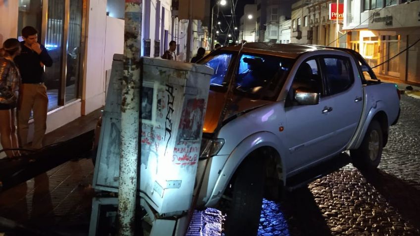 Camioneta tiró un poste de luz en pleno centro
