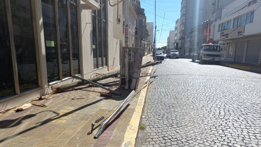 Camioneta tiró un poste de luz en pleno centro