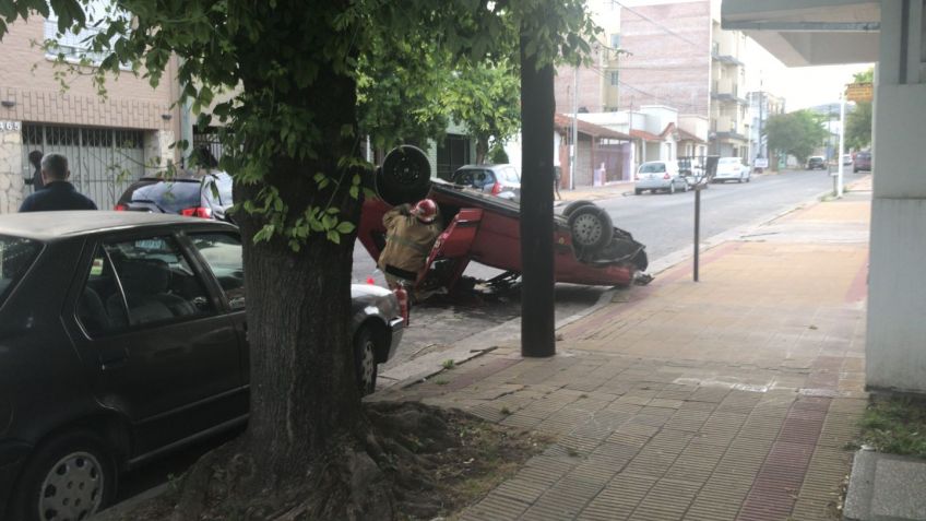 Automovilista  chocó con un vehículo estacionado y volcó