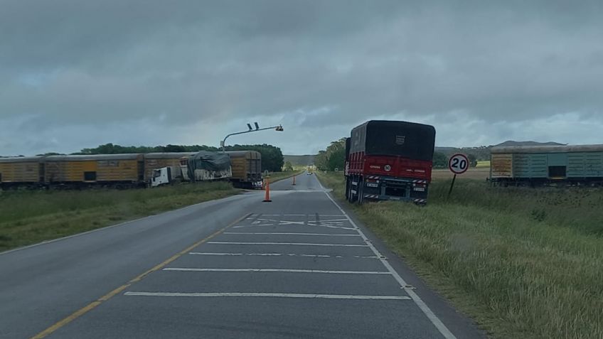 Camión chocó contra el tren en Ruta 74