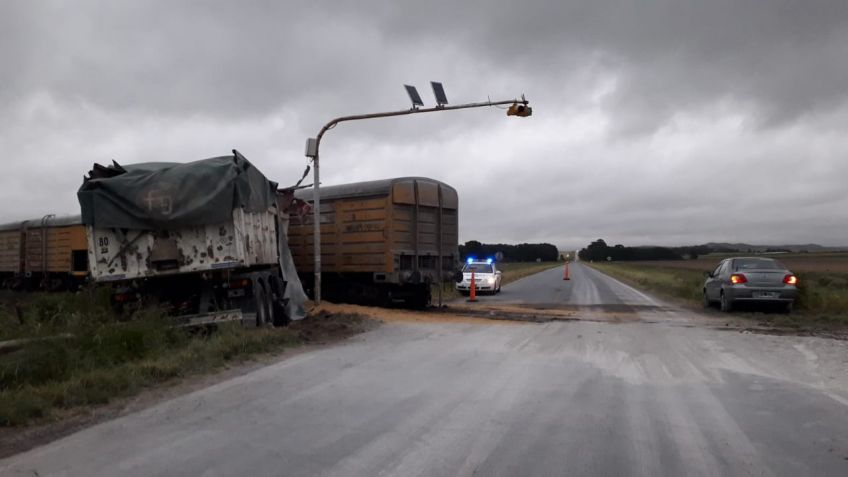 Camión chocó contra el tren en Ruta 74