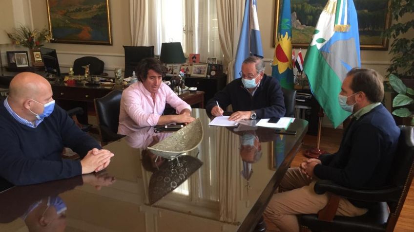 Firmaron los contratos para las obras de gas en Cerro Leones y en Vela